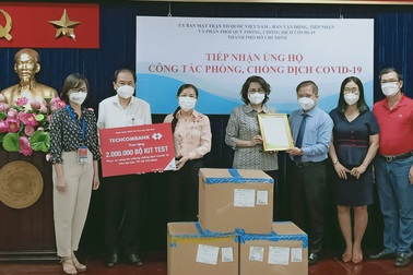 Techcombank trao tặng 2 triệu bộ kit test Covid-19 cho công tác phòng dịch tại TPHCM