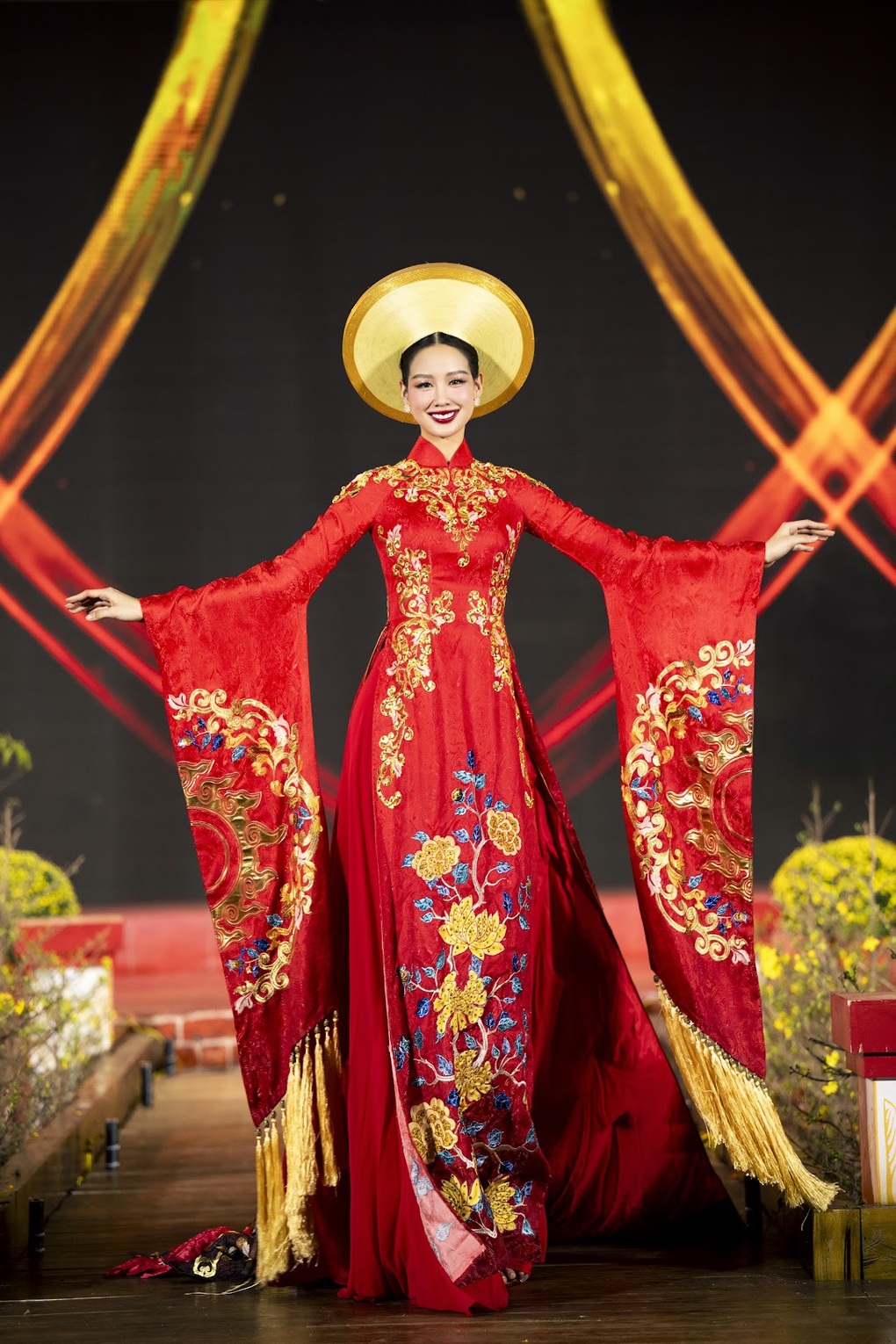 Hoa hậu Bảo Ngọc, Lê Hoàng Phương diện áo dài rực rỡ sắc xuân - 2 Hoa hậu Bảo Ngọc, Lê Hoàng Phương diện áo dài rực rỡ sắc xuân - 2