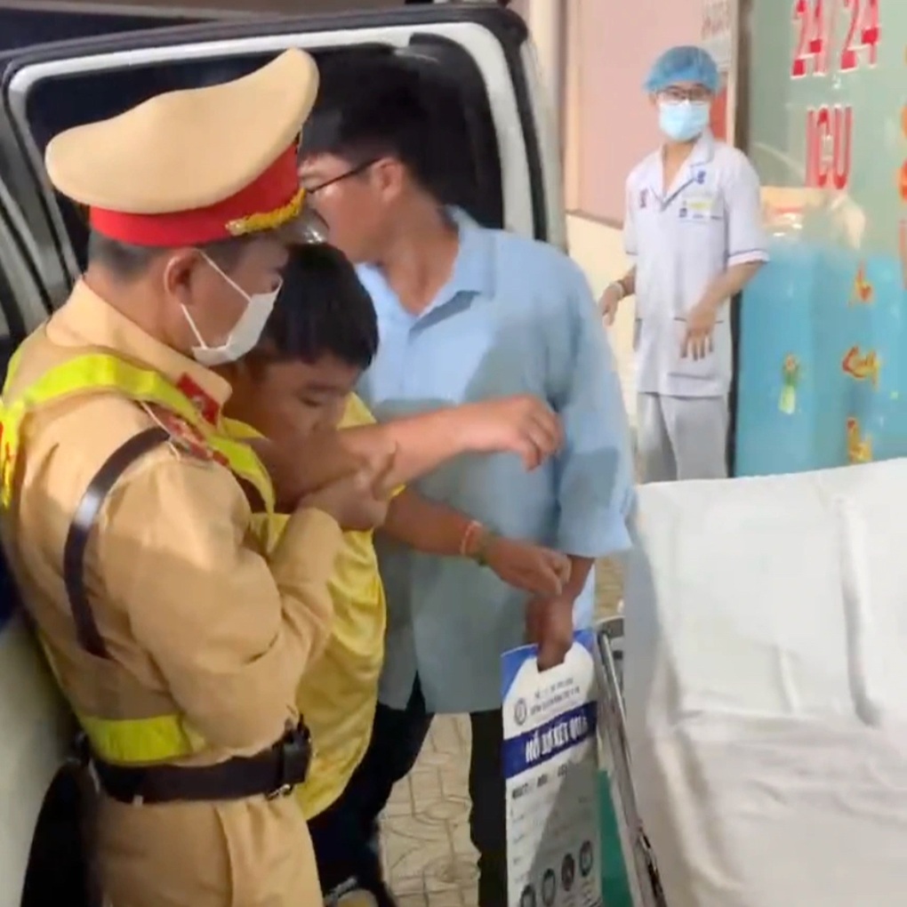 CSGT dẫn đường đưa bé trai bị ngã từ cây cao đi cấp cứu - 1