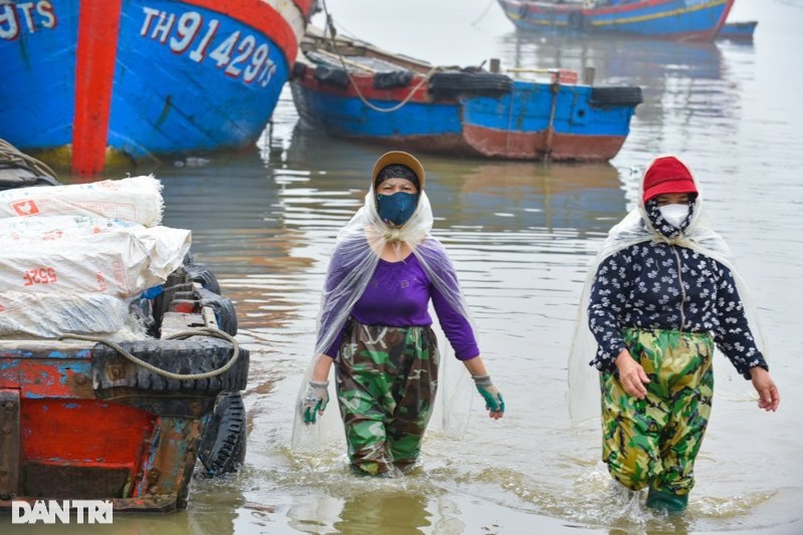 Những phụ nữ mưu sinh bằng nghề vác mùa đông trên vai - 3