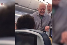 Cựu Tổng thống Mỹ Jimmy Carter “gây sốt” trên chuyến bay