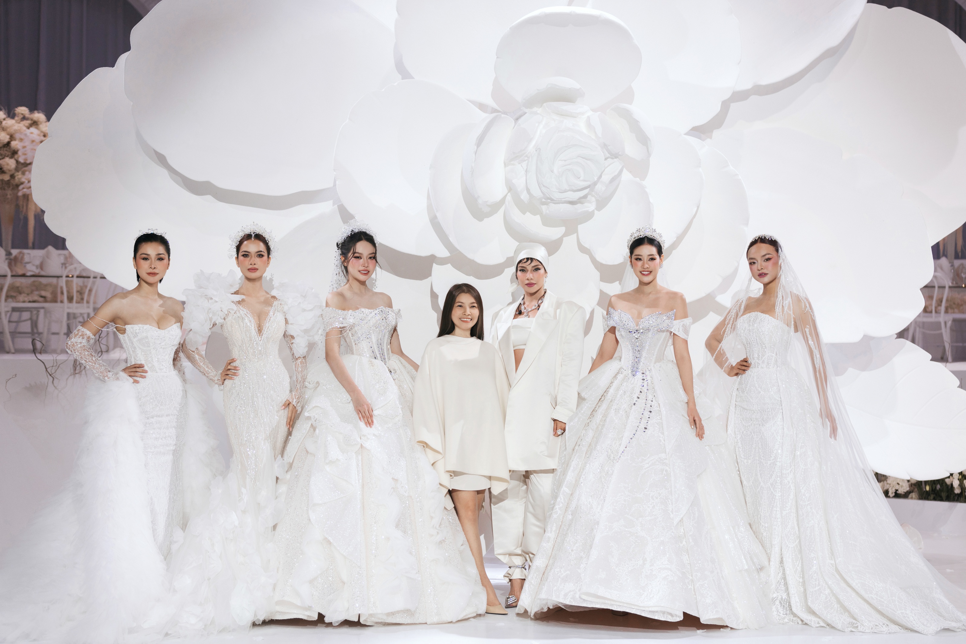 Ho Ngoc Ha est apparue avec un style unique, se démarquant parmi les reines de beauté - 3 Hồ Ngọc Hà xuất hiện với phong cách khác lạ, nổi bật giữa dàn hoa hậu - 3