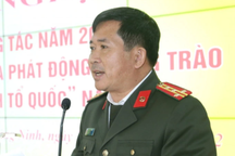 Đại tá Đinh Văn Nơi nhận Huân chương Chiến công hạng Nhì