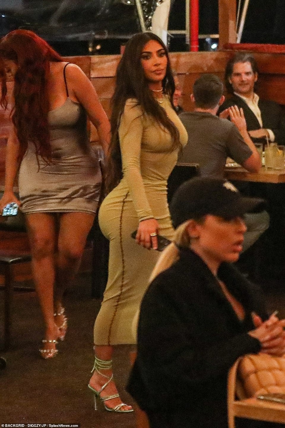 Kim Kardashian diện váy ôm sát đi ăn cùng chị gái - 5 Kim Kardashian diện váy ôm sát đi ăn cùng chị gái - 5
