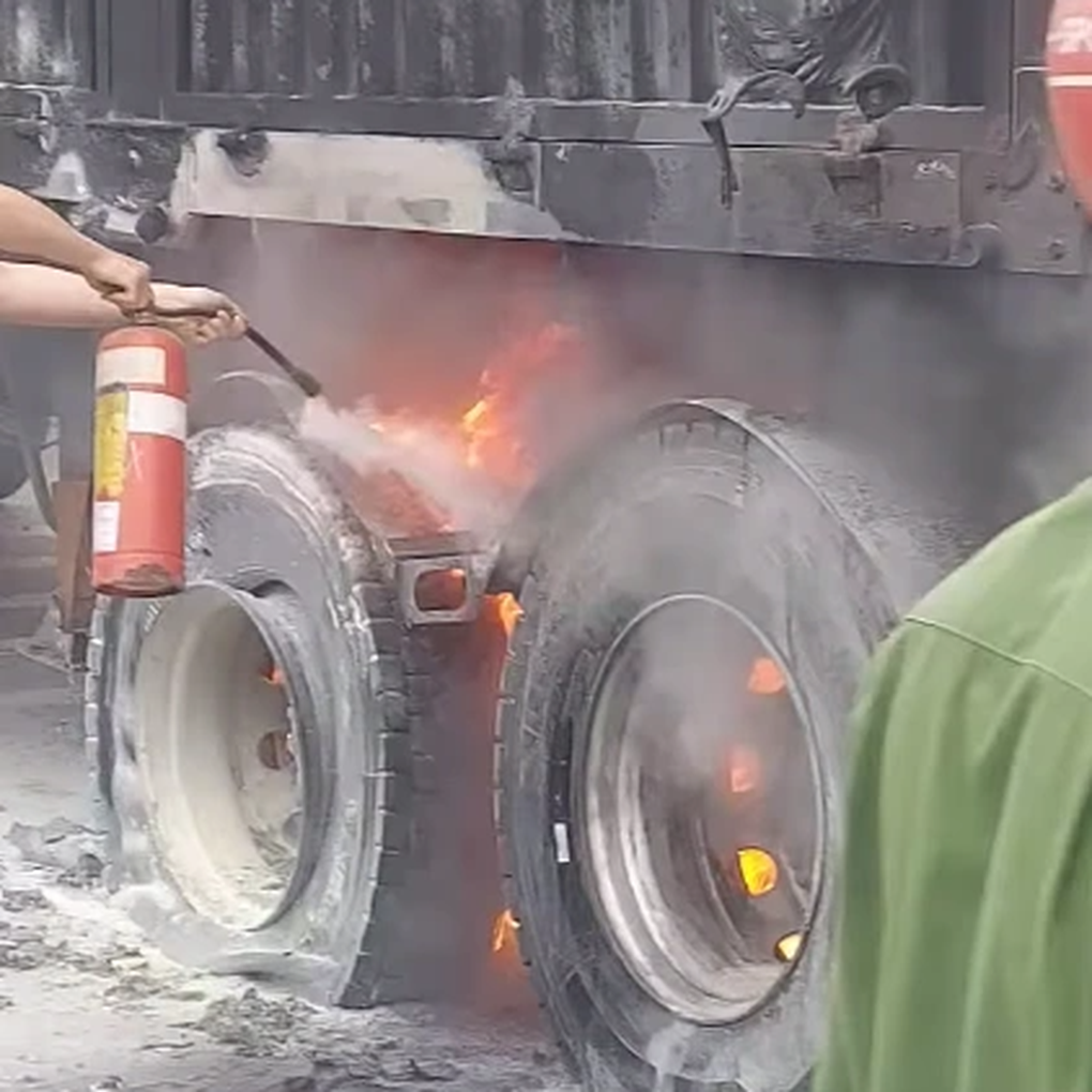 Xe-đau-keo-boc-chay-khi-dung-den-do-tren-quoc-lo-o-binh-dinh_CSGT-binh-dinh 1.jpg Xe-đau-keo-boc-chay-khi-dung-den-do-tren-quoc-lo-o-binh-dinh_CSGT-binh-dinh 1.jpg