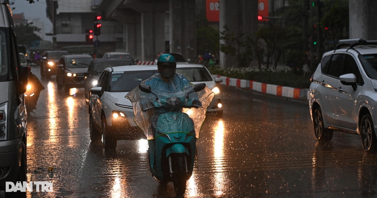 Hà Nội: Mây đen cuồn cuộn kèm mưa giông, xe cộ bật đèn giữa ban ngày