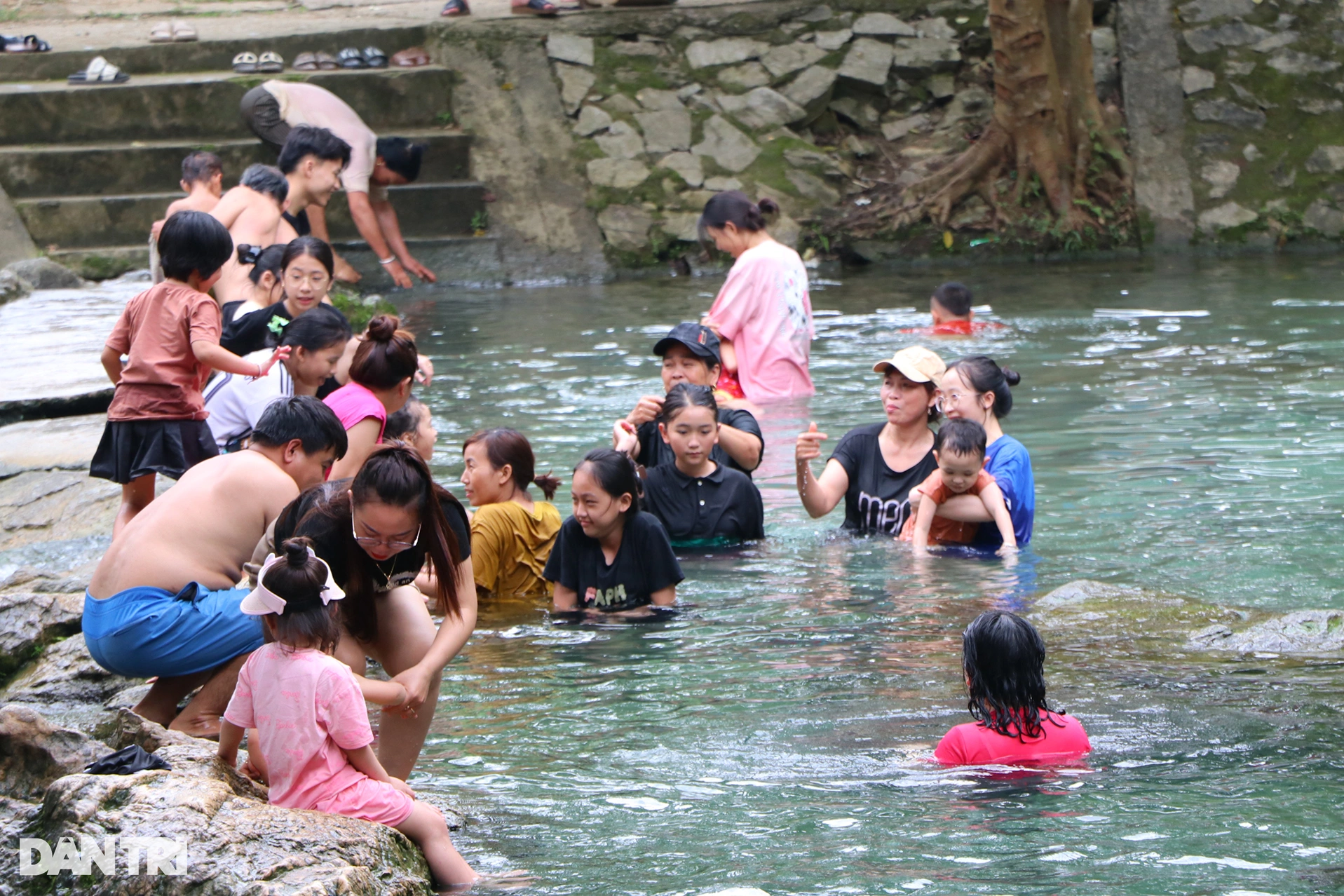 Người dân lên rừng tắm thác trong dịp Giỗ Tổ Hùng Vương - 7