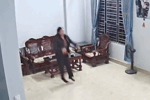 Bà mẹ "cô đơn" ở Nam Định nhảy múa hết mình mừng Xuân Son ghi bàn chung kết