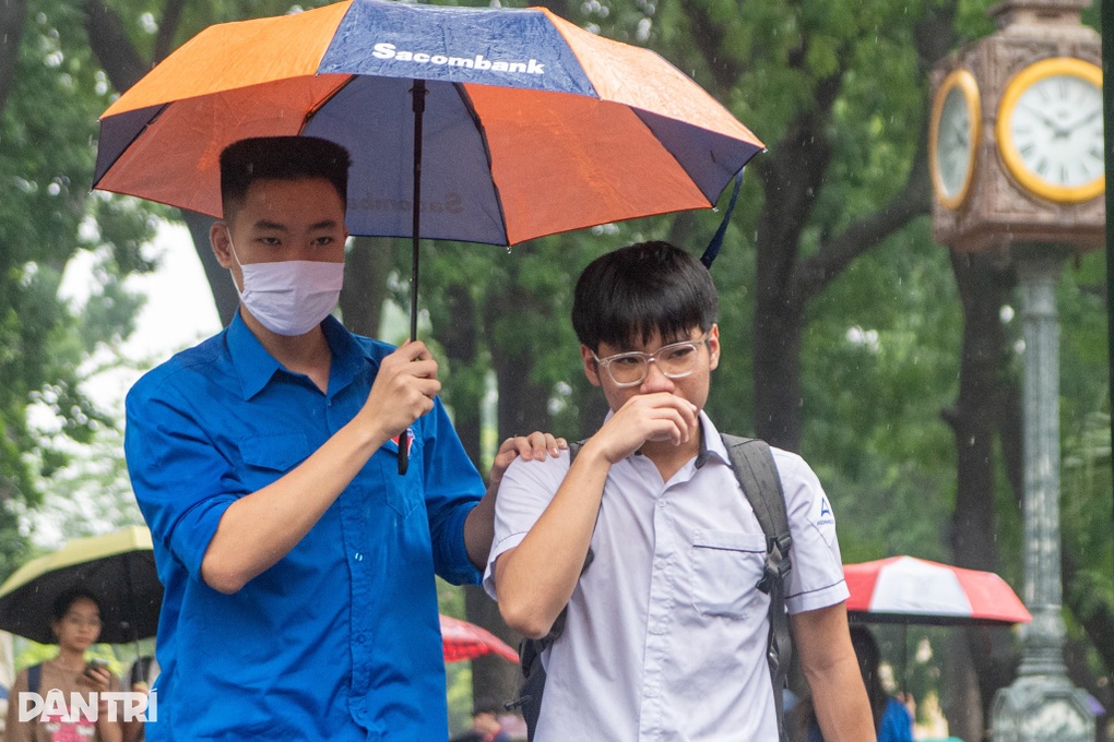 Thí sinh ôm mặt khóc sau giờ thi toán vì chỉ đạt tầm... 9,5 điểm - 3 Thí sinh ôm mặt khóc sau giờ thi toán vì chỉ đạt tầm... 9,5 điểm - 3
