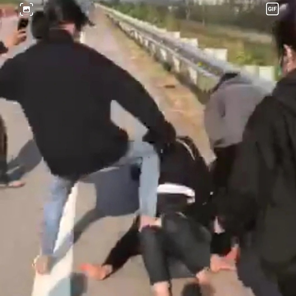 Xôn xao clip 2 cô gái bị đánh hội đồng kinh hoàng tại Thanh Hóa - 2