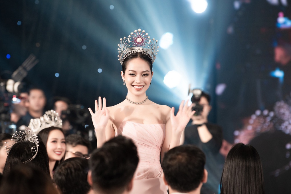 Chân dung những hoa hậu Việt lột xác ngỡ ngàng sau đăng quang - 13 Chân dung những hoa hậu Việt lột xác ngỡ ngàng sau đăng quang - 13