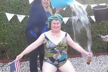 Susan Boyle mặc đồ bơi "tắm nước đá" 