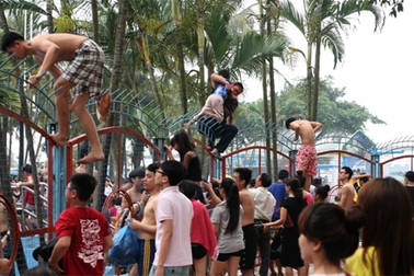 Vụ "vỡ trận" công viên nước Hồ Tây: Không ngờ đến tình huống trèo rào!