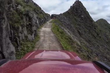 Cung đường núi cheo leo khiến nhiều người rùng mình