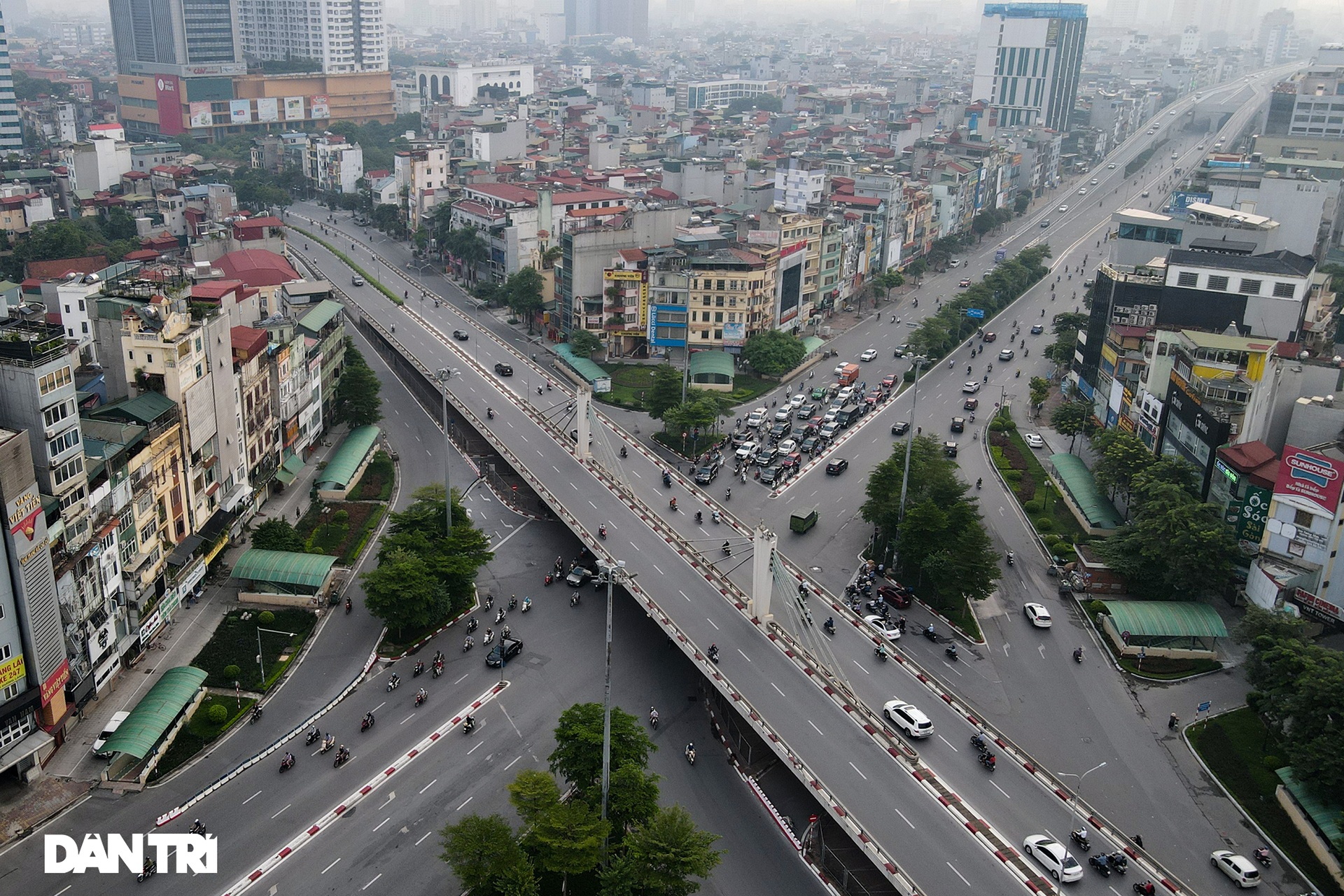 Đường phố tấp nập xe cộ sau khi TP Hà Nội bỏ quy định giấy đi đường - 6 Đường phố tấp nập xe cộ sau khi TP Hà Nội bỏ quy định giấy đi đường - 6