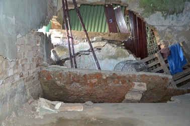 Hai căn nhà ở trung tâm TPHCM bỗng nứt toác, sụt lún