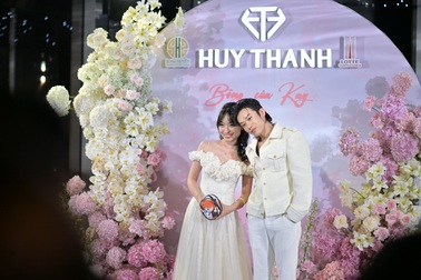 150 fan nữ hóa thân thành cô dâu tham dự sự kiện ký tặng của Kay Trần