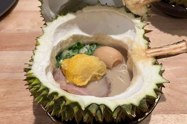 Mỳ sầu riêng 220.000 đồng/bát gây tranh cãi nhưng vẫn cháy hàng ở Malaysia