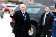 "Phó tướng" của ông Trump cắt ngắn tranh cử, vội vàng trở về Washington