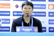 HLV Kim Sang Sik: "Messi, Ronaldo cũng khó ghi bàn trước Lê Giang Patrik"