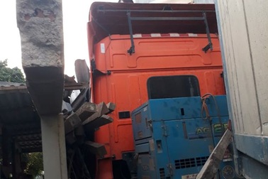 Xe đầu kéo lao thẳng vào nhà dân, cả nhà may mắn thoát nạn