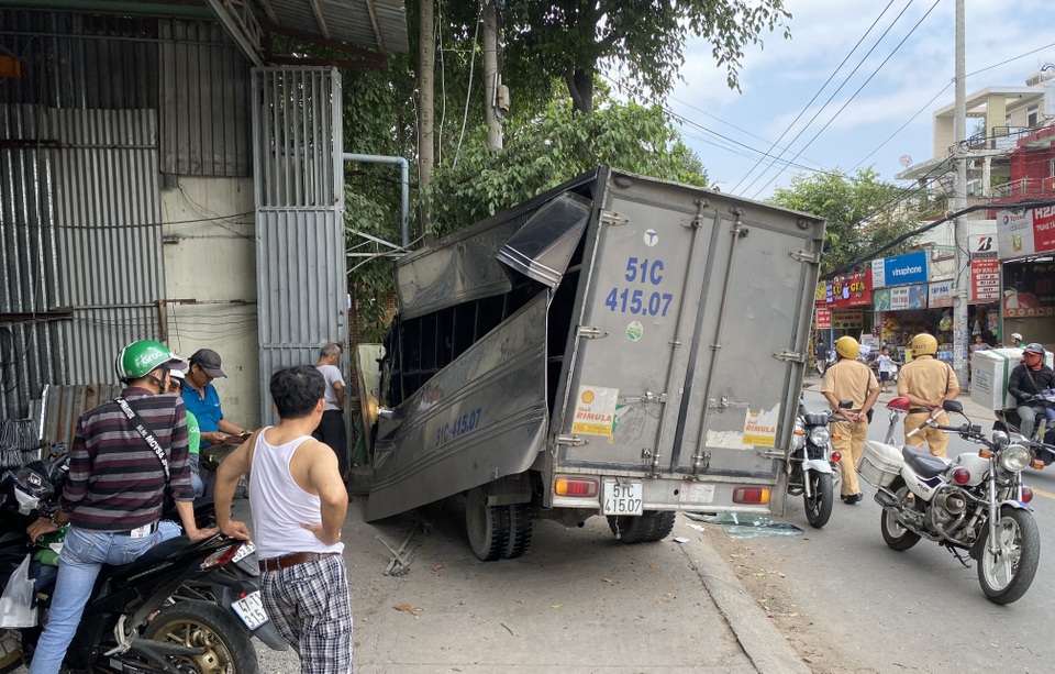 Trộm xe tải gây tai nạn liên hoàn trên đường phố Sài Gòn - 4 Trộm xe tải gây tai nạn liên hoàn trên đường phố Sài Gòn - 4