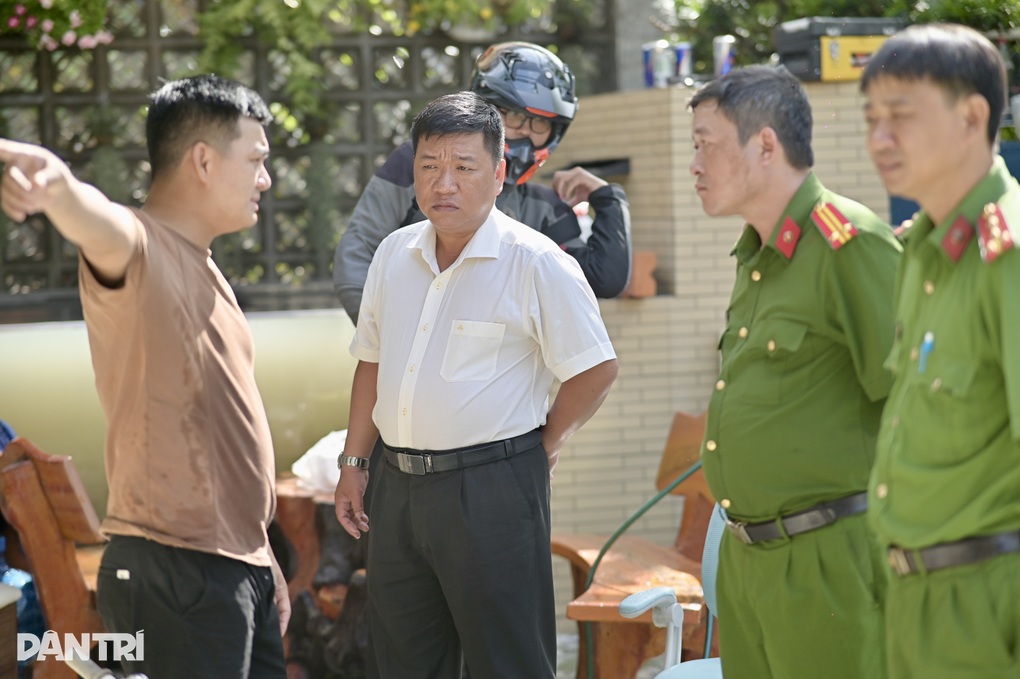 Lực lượng chức năng lội nước hỗ trợ người dân tại điểm ngập ở TPHCM - 2 Lực lượng chức năng lội nước hỗ trợ người dân tại điểm ngập ở TPHCM - 2