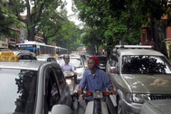 Hà Nội: Đường đã phân làn, giao thông vẫn hỗn loạn