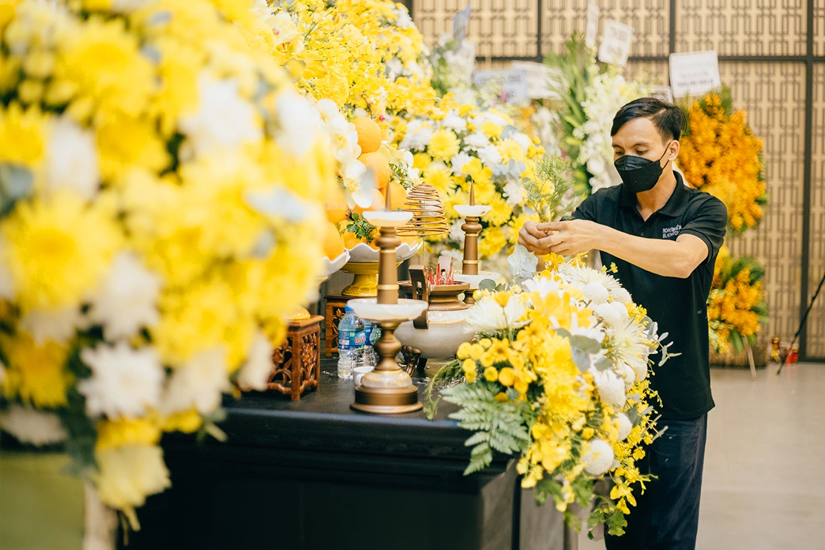 ត្រូវក្រោកពីដំណេកនៅពាក់កណ្តាលអធ្រាត្រ នៅតែឮសំឡេងកណ្ដឹងឃ្មុំនៅថ្ងៃដំបូងនៃបុណ្យតេត - ១ Nghề nửa đêm phải bật dậy, mùng 1 Tết vẫn nghe ò e - 1