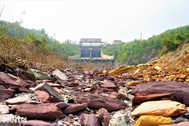 Hạ tràn hồ Kẻ Gỗ sạt lở, nhiều diện tích đất "biến mất" sau mưa lũ
