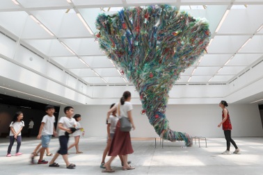 Choáng ngợp với "lốc xoáy" khổng lồ từ nylon, ống hút, rác thải nhựa