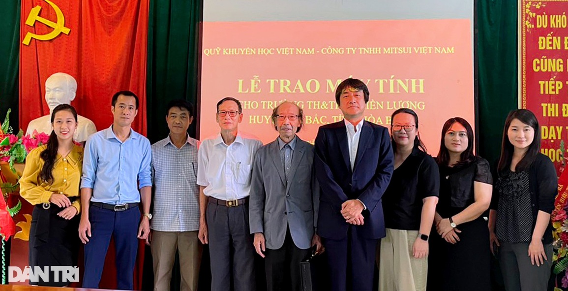 Quỹ Khuyến học Việt Nam trao tặng máy tính cho học sinh Hòa Bình - 5 Quỹ Khuyến học Việt Nam trao tặng máy tính cho học sinh Hòa Bình - 5