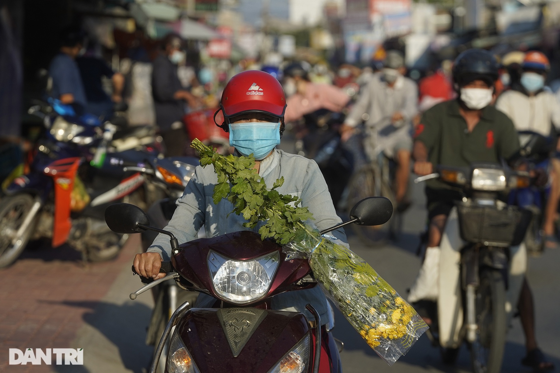 Đường phố TPHCM đông đúc, dân ùn ùn đi mua đồ trước giờ siết chặt giãn cách - 2 Đường phố TPHCM đông đúc, dân ùn ùn đi mua đồ trước giờ siết chặt giãn cách - 2