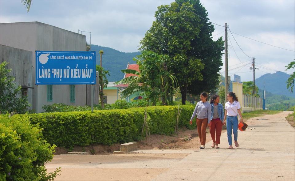 Giúp phụ nữ thoát nghèo từ mô hình tiết kiệm tiền để phát triển kinh tế - 1 Giúp phụ nữ thoát nghèo từ mô hình tiết kiệm tiền để phát triển kinh tế - 1