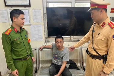 Hà Nội: CSGT khống chế đối tượng nghi ngáo đá hành hung người đi đường