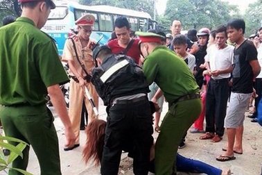 Cô gái trẻ nghi ngáo đá bế con nhỏ lao vào đầu ô tô tải