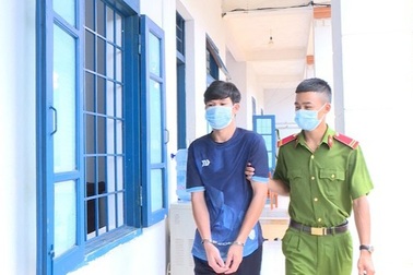 Dúi đầu người yêu vào chậu nước vì bị đuổi khỏi phòng trọ