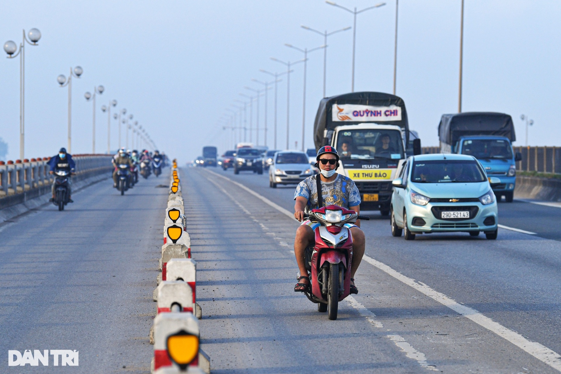 Tài xế ôtô lúng túng đi sai đường sau khi thu hẹp làn hỗn hợp cầu Thanh Trì - 9 Tài xế ôtô lúng túng đi sai đường sau khi thu hẹp làn hỗn hợp cầu Thanh Trì - 9