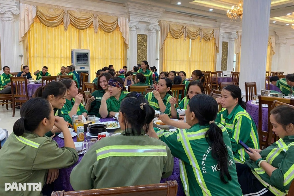 Vợ chồng chủ nhà hàng nấu hàng trăm suất cơm tiếp sức công nhân môi trường - 1 Vợ chồng chủ nhà hàng nấu hàng trăm suất cơm tiếp sức công nhân môi trường - 1