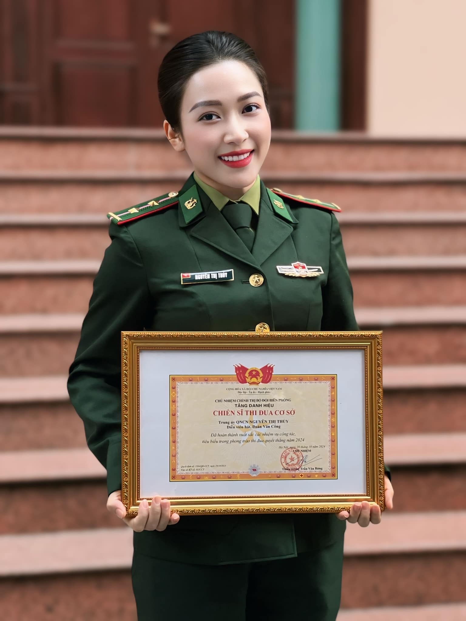 Nữ trung úy xinh đẹp gây sốt tại Dinh Độc Lập là ai? - 8 Nữ trung úy xinh đẹp gây sốt tại Dinh Độc Lập là ai? - 8