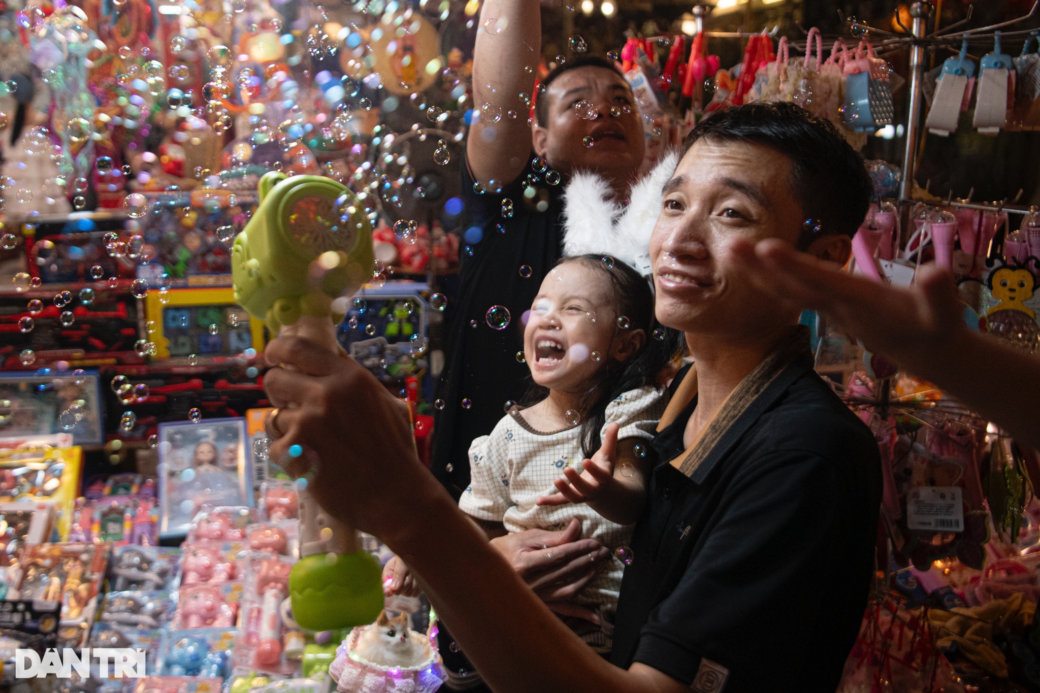 Hàng nghìn người chen chân đón Trung thu sớm tại Hàng Mã - 10