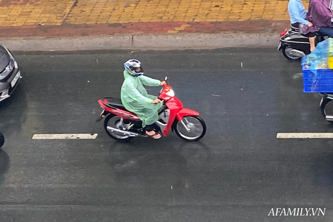 Mưa trắng trời sáng đầu tuần, người Sài Gòn bì bõm đi làm giữa đường kẹt xe, trẻ con mệt nhoài theo cha mẹ - Ảnh 9. Mưa trắng trời sáng đầu tuần, người Sài Gòn bì bõm đi làm giữa đường kẹt xe, trẻ con mệt nhoài theo cha mẹ - Ảnh 9.