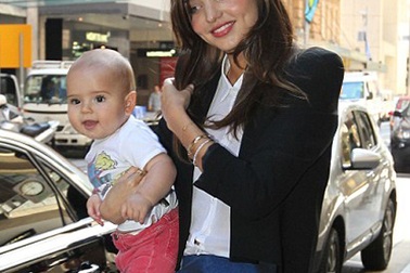 Thiên thần Victoria 's Secret khoe chân dài và cục cưng đáng yêu