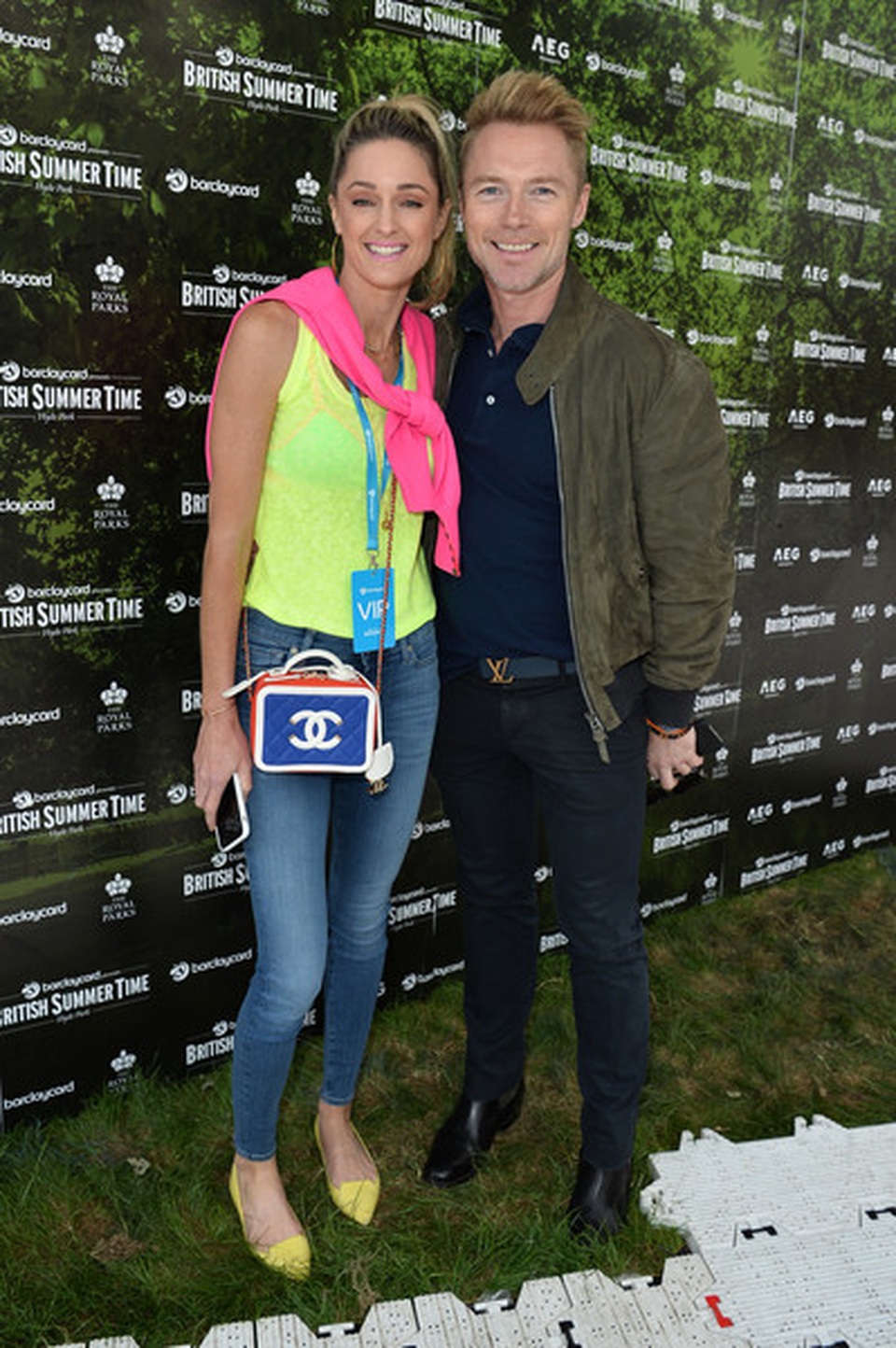 Thành viên nhóm Boyzone đưa vợ bầu dự sự kiện - 7