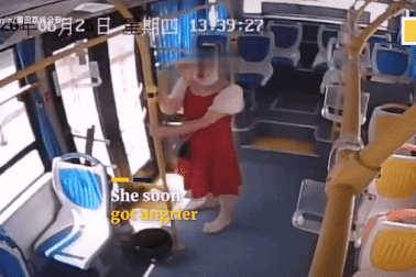 Khách Trung Quốc giằng vô lăng, đạp cửa xe bus vì lỡ chuyến