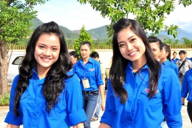 Thí sinh hoa hậu Việt Nam thăm nạn nhân chất độc da cam và người có công