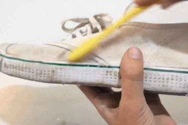 Mẹo làm sạch giày trắng hiệu quả trong vài phút