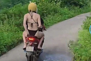 Tranh cãi cảnh khách Tây mặc bikini trên đường ở Tuyên Quang