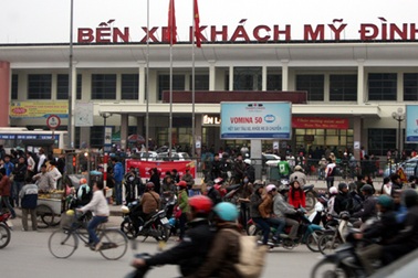 Nhộn nhịp dòng người đổ về quê ăn Tết