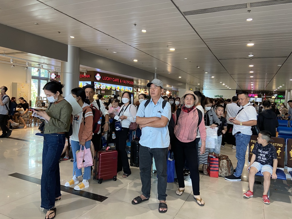 Sân bay Tân Sơn Nhất giảm nhiệt ngày 29 Tết - 1 Sân bay Tân Sơn Nhất giảm nhiệt ngày 29 Tết - 1